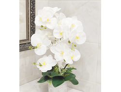 КОМПОЗИЦИЯ ИЗ ИСКУССТВЕННЫХ ЦВЕТОВ ОРХИДЕИ ВАЗА БЕЛАЯ УЗОР СЕРЕБРОМ МАЛАЯ № ОРO31
