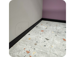 Плинтус ХДФ Dollken Cubu Flex Life 80мм Х 2,5 м 0110/1144 Черный в интерьере 2