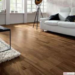 Декор паркетной доски Haro Орех Американский 523812 в интерьере комнаты