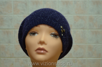 синий берет с бусинками