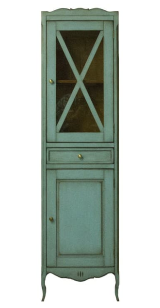 Шкаф - пенал для ванной на высоких ножках.