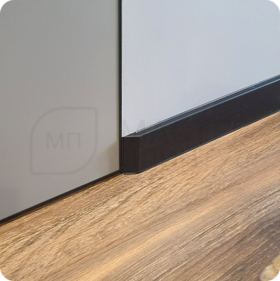 Плинтус ХДФ Dollken Cubu Flex Life 80мм Х 2,5 м 0110/1144 Черный в интерьере 8