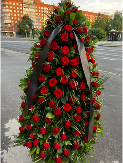 Венок траурный  из красных роз 160