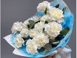 Букет из белых гвоздик и эвкалипта "Лазурь"