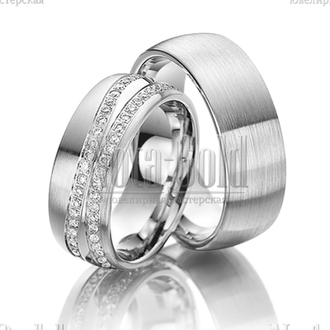 Обручальные кольца из белого золота с бриллиантами в женском кольце с матовой поверхностью