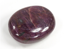 Корунд красный (рубин), полировка плоская (светится в УФ), Мьянма (33*25*13 мм, 32 г) №35656