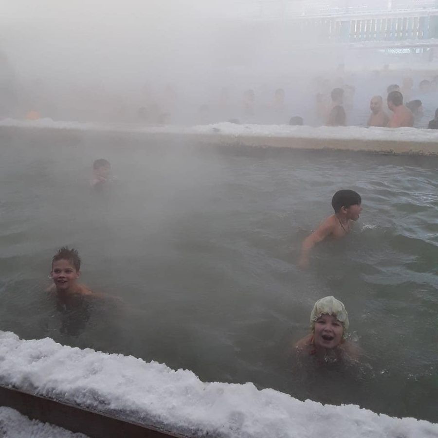 Зимнее купание в горячих источниках