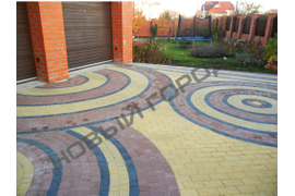 Тротуарная плитка "Римский брук" и "Кирпич" сочетание цветов - красный, черный и желтый на белом цементе. Частный дом г. Гурьевск