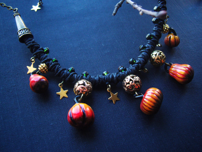 Короткое колье "Час Звезды - время чудес" с подвесками-тыковками и чешским стеклом