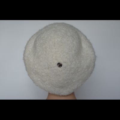 Вязаный лохматый берет белого цвета  для женщин Vizio Италия 6957