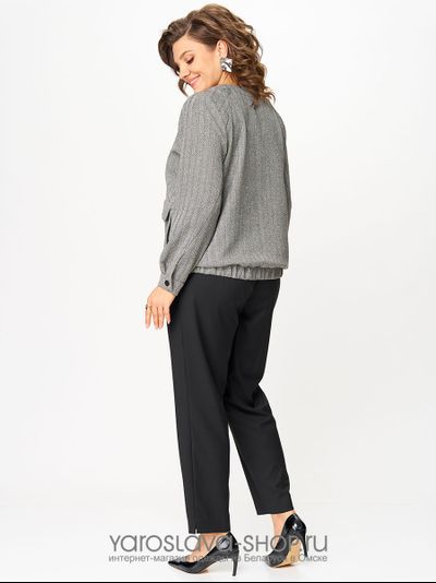 Брючный костюм: черные брюки, жакет в сером цвете