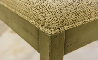 Банкетка малая на прямых точеных ножках с мягким сиденьем.