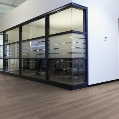 Виниловый пол Wineo 400 Wood Spirit Oak Silver DLC00115 в интерьере офисного здания