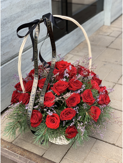 Корзина траурная из 50  красных роз