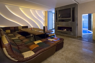 Подсветка теплая белая. В этом интерьере теплый белый уместнее холодного, так как он способствует расслаблению.