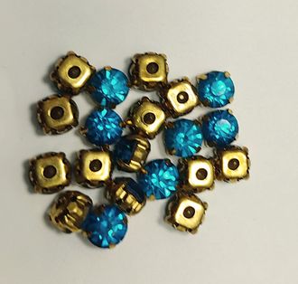 Круглые, 7,7 мм, синий циркон в золотой оправе