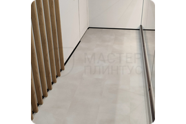 Современный подход к отделке: монтаж тонкого черного плинтуса Dollken WLK 20 с клеевой основой для безупречного результата.