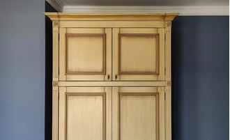 Шкаф для одежды с антресолью.