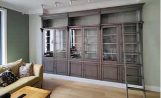 Встроенная библиотека с лестницей.