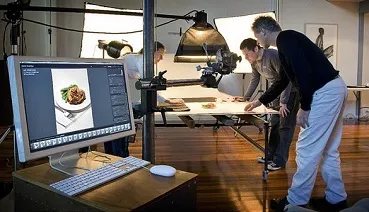 Фотографы в процессе съемки продукции