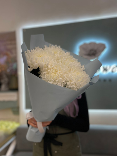 Классический букет из 5 белых хризантем Magnum White