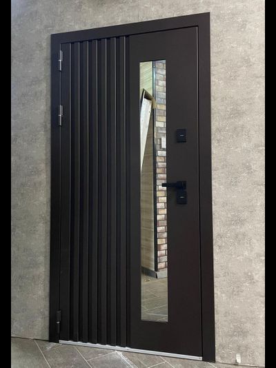 960*2050, ПРАВОЕ ОТКРЫВАНИЕ. ТЕРМОРАЗРЫВ. КРОНОС МУАР Ral 8019 (КОРИЧНЕВЫЙ) - СОФТ БЕЛЫЙ СНЕГ/ СТЕКЛОПАКЕТ.