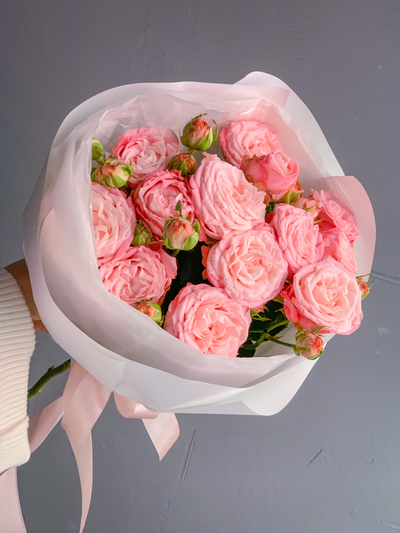 Бежевые пионовидные розы с клубникой в шоколаде