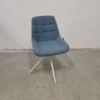 Аренда стул поворотный сине-голубой из рогожки на белом металлическом основании с поворотным механизмом 180 градусов