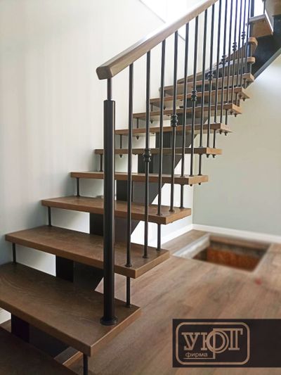 Л-5/8. МЕТАЛЛИЧЕСКИЕ БАЛЯСИНЫ. СТУПЕНИ И ПОРУЧЕНЬ - МАССИВ ЯСЕНЯ    л-5/8. Металлические балясины. Ступени и поручень - массив ясеня