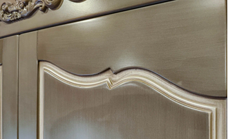 Шкаф для одежды двухстворчатый с ящиками и верхним декором.