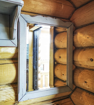 Зеркало вертикальное в деревянной резной раме.