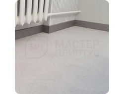 Плинтус ХДФ Dollken Cubu Flex Life 80мм Х 2,5 м 1246 Серебро платина в интерьере 3