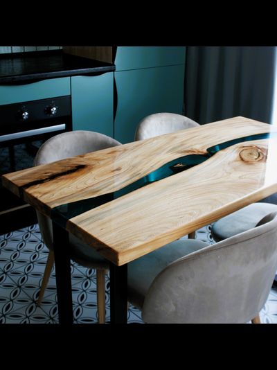 стол река из эпоксидной смолы для студии лазурного цвета