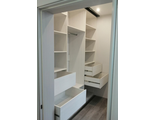 Встроенный белый шкаф с выдвиижными ящиками, двери-купе оракал серый, узкий профиль
