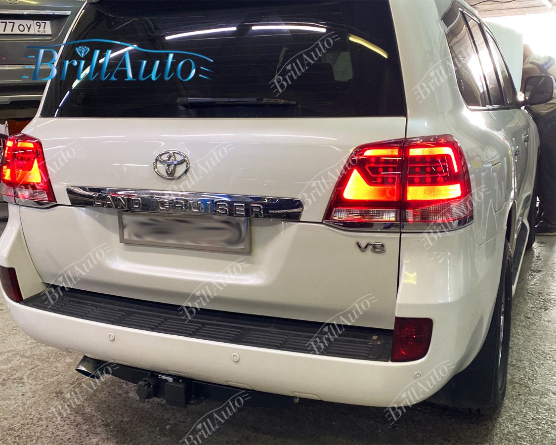 Cтопы Toyota Land Cruiser 200 07-15 в стиле 21 года LED (красные с белым низом)