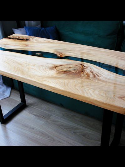 стол река из эпоксидной смолы для студии лазурного цвета