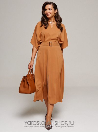 Женское платье из струящейся ткани цвета кэмел