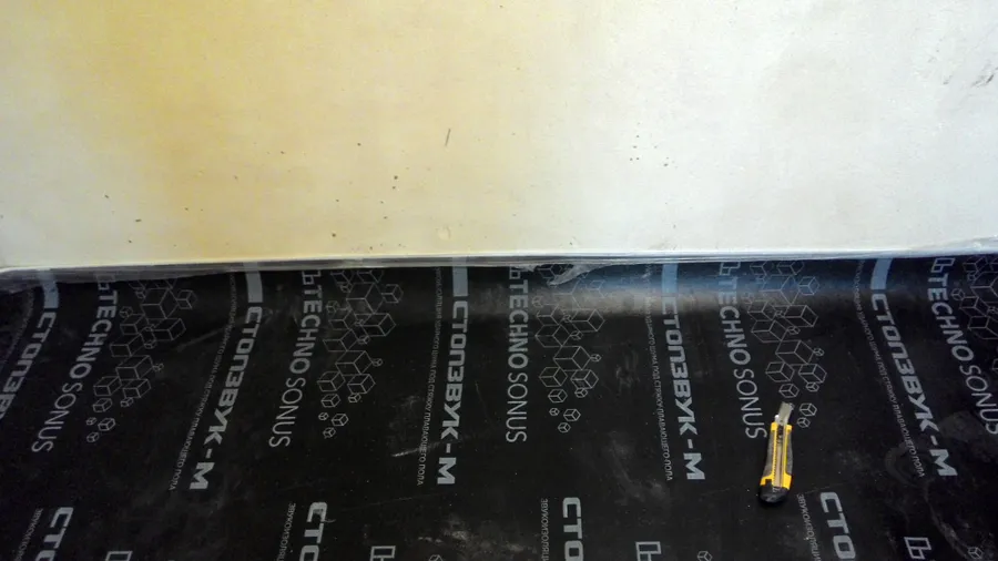 Обязательное требование при монтаже "Стопзвук-М" или "Звукоизол" - это нахлёст на стену, учитывая высоту стяжки с армировкой (50-70 мм)!