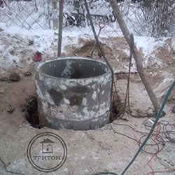 Обустройства обратного донного фильтра из песка и щебня, монтаж верхнего кольца питьевого колодца.