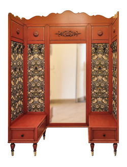 Вешалка для прихожей П-образной формы с зеркалом.