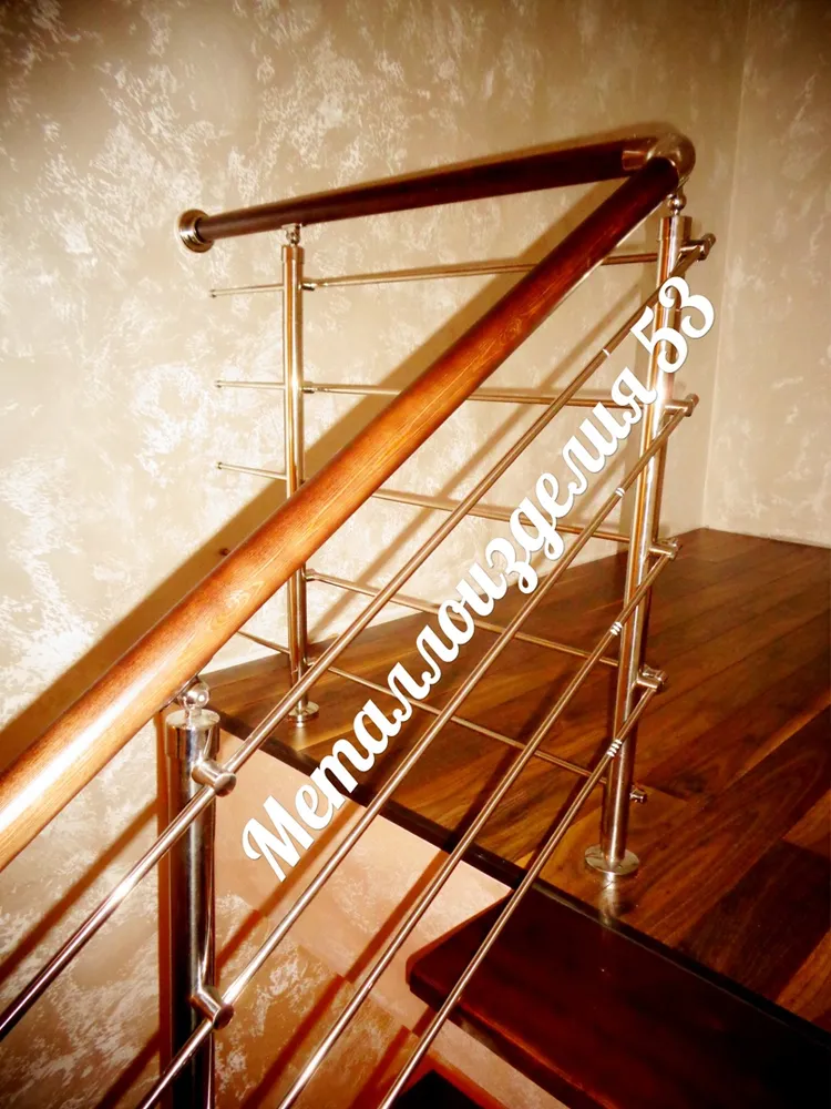 перила из нержавеющей стали с деревянным поручнем в цвет ступеней