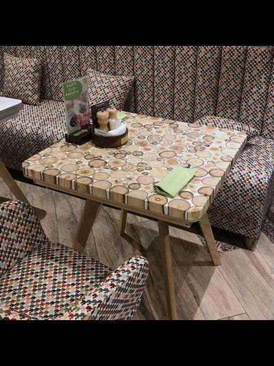 стол из торцевых спилов и эпоксидной смолы