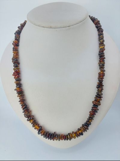 Бусы простые из темно-зеленого янтаря