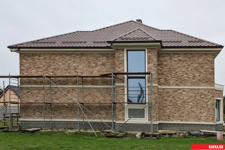 Кирпич "Бельгийский" бежевый на фасаде