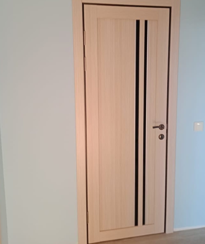 OPTIMA PORTE/ TURIN 525 АПС ДУБ БЕЛЕНЫЙ/ LACOBEL ЧЕРНЫЙ ЛАК