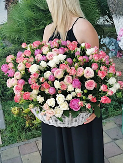 61 кустовая роза в корзине