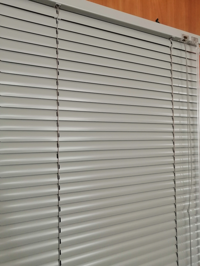 Жалюзи горизонтальные HOLIS, цвет СЕРЫЙ МАТОВЫЙ