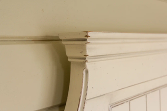 Кровать деревянная с высоким изголовьем.