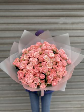 Букет из нежно-розовых кустовых пионовидных роз, кремовые розы