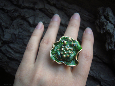 "Травяная Инфанта", фэнтези-кольцо с зелёной лягушкой и хромдиопсидами
